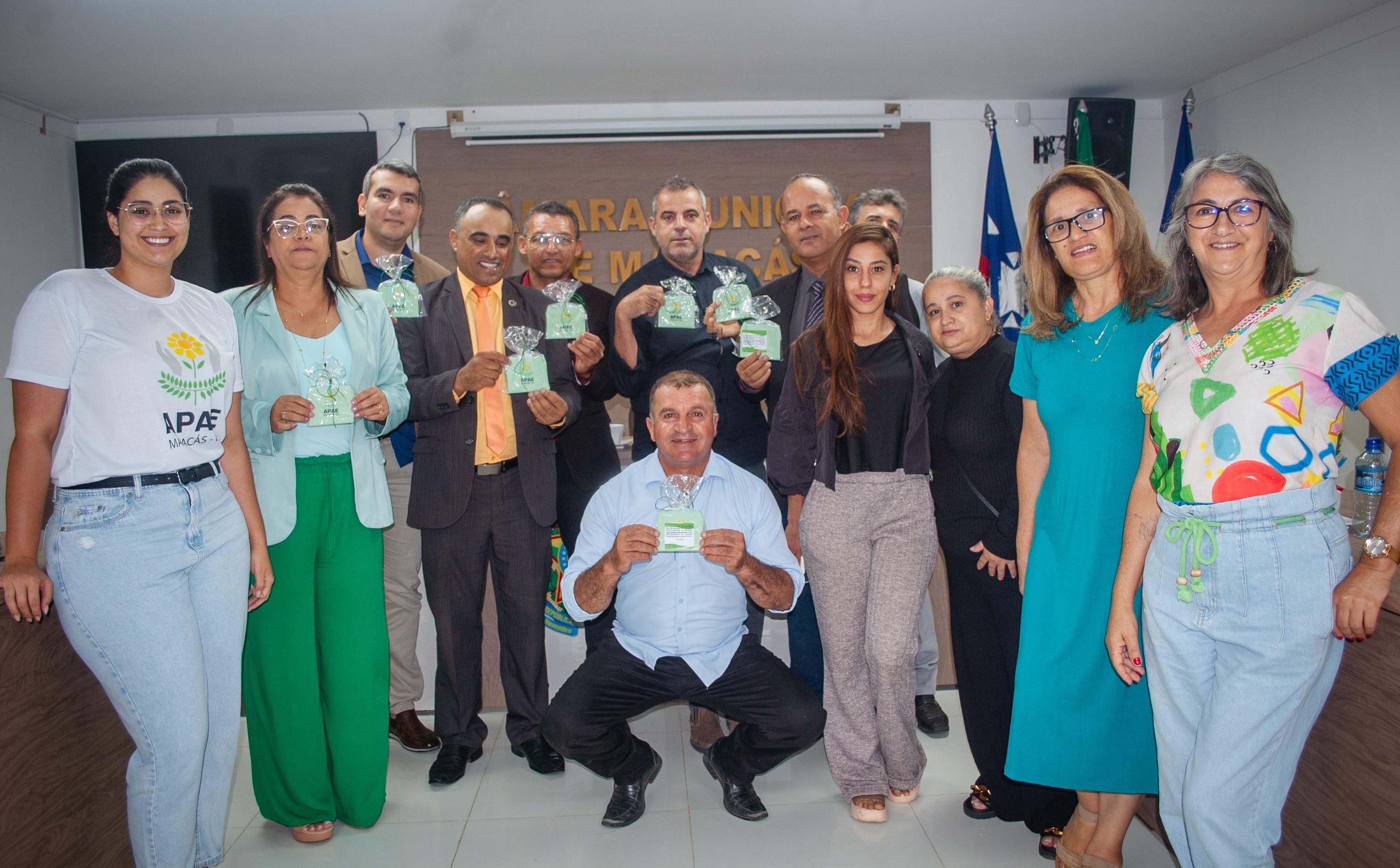 Famílias da APAE-Maracás prestam homenagem aos Vereadores na Câmara Municipal